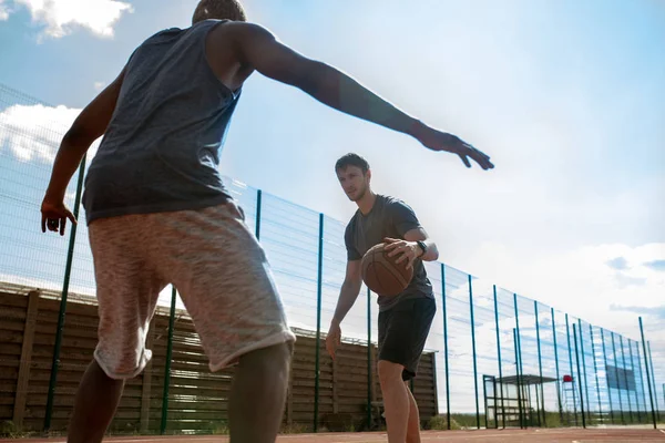 Pohled Zadní Snímek Dvou Mladých Mužů Kteří Hrajou Basketbal Soudu — Stock fotografie