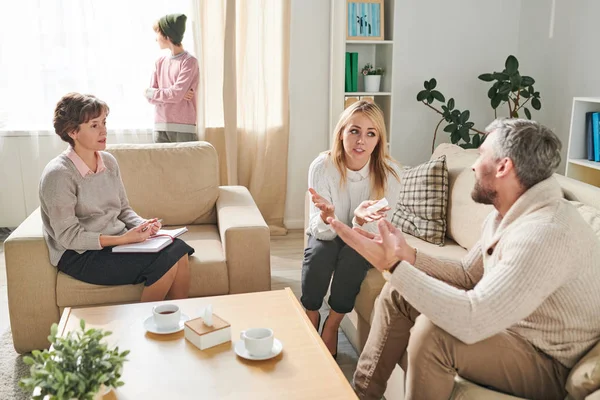 Padres Discutiendo Sus Problemas Con Psicólogo Madre Atractiva Haciendo Gestos — Foto de Stock