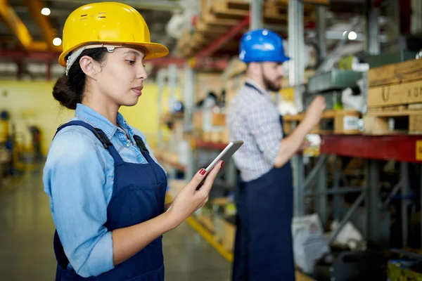 Side View Porträtt Kvinnliga Fabriksarbetare Bär Hardhat Använda Digital Tablet — Stockfoto