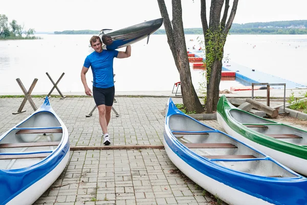 Joven Deportista Llevando Kayak Después Remo Competición Aire Libre — Foto de Stock