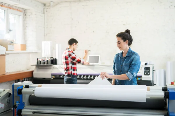 Gelegenheitsarbeiter Und Frau Arbeiten Modernem Büro Mit Drucktechnik Zusammen — Stockfoto