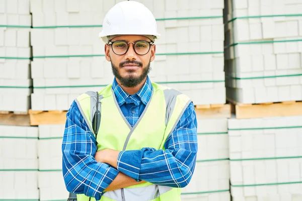 Handsome Skäggiga Man Hardhat Och Väst Hålla Armarna Vikta Och — Stockfoto