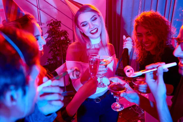Vrolijke Fancy Vrouwen Mannen Die Partij Met Champagne Vieren Nieuw — Stockfoto