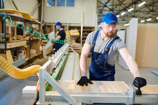 Serious Ocupado Joven Barbudo Hombre Tapa Azul Uniforme Pie Máquina —  Fotos de Stock