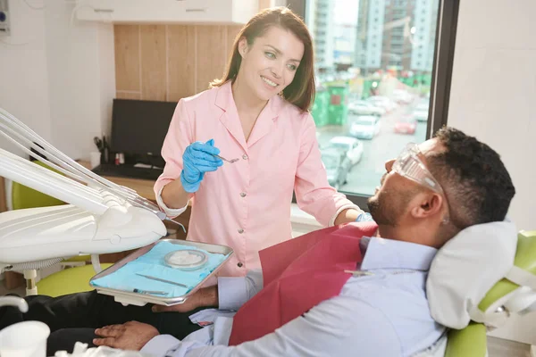 Portret Młodej Kobiecej Dentysta Uśmiechając Się Weselem Podczas Pracy Pacjentem — Zdjęcie stockowe
