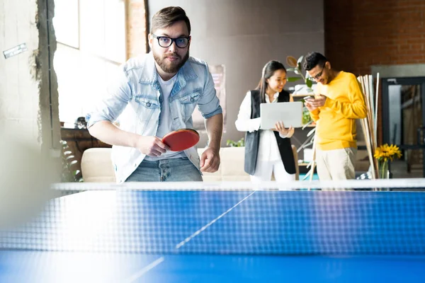 Retrato Joven Barbudo Jugando Tenis Mesa Oficina Moderna Empresa Creativa — Foto de Stock