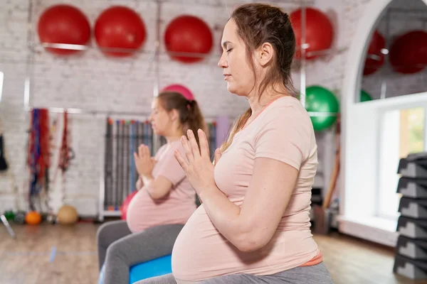 Pohled Boční Portrét Těhotné Mladé Ženy Meditující Sedět Fitness Kouli — Stock fotografie