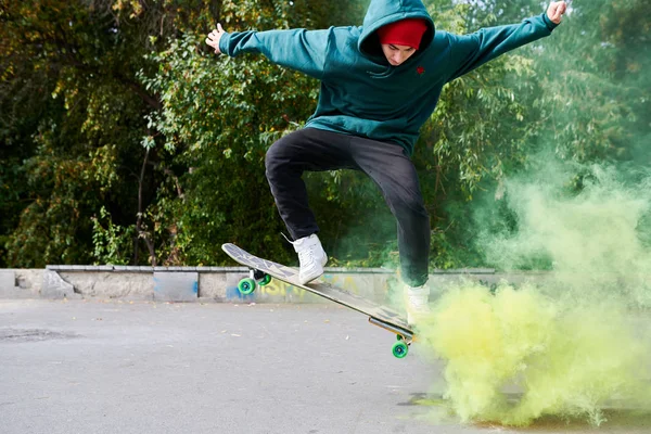 Yeşil Duman Kopya Alanı Kaykay Stunts Yapıyor Modern Genç Tam — Stok fotoğraf