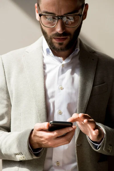 Giovane Manager Barbuto Occhiali Digitando Messaggio Sul Suo Smartphone — Foto Stock