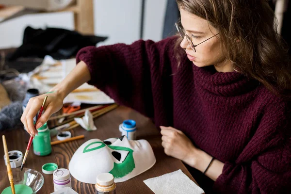 Close Van Serieuze Geconcentreerde Jonge Vrouw Glazen Zittend Bureau Paining — Stockfoto