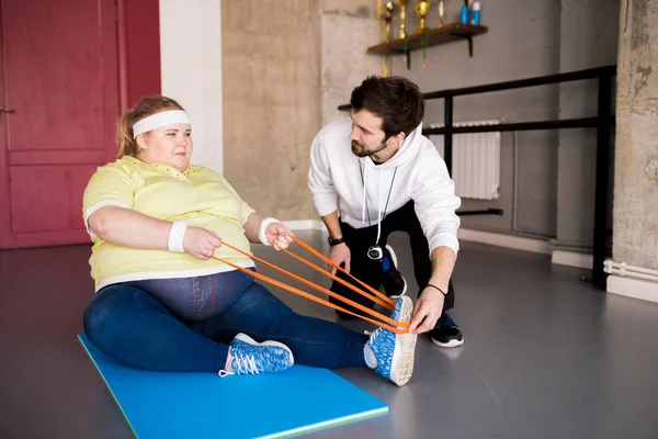 Ritratto Integrale Donna Sovrappeso Che Allena Sul Pavimento Con Istruttore — Foto Stock