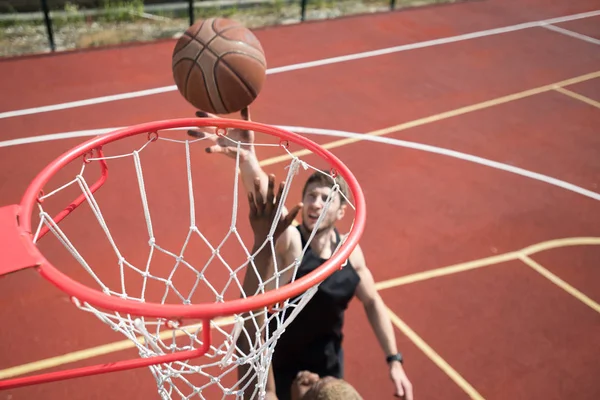 Hochwinkel Porträt Eines Jungen Basketballspielers Der Ball Korb Wirft Und — Stockfoto