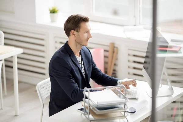 Hoge Hoek Portret Van Moderne Zakenman Met Behulp Van Computer — Stockfoto