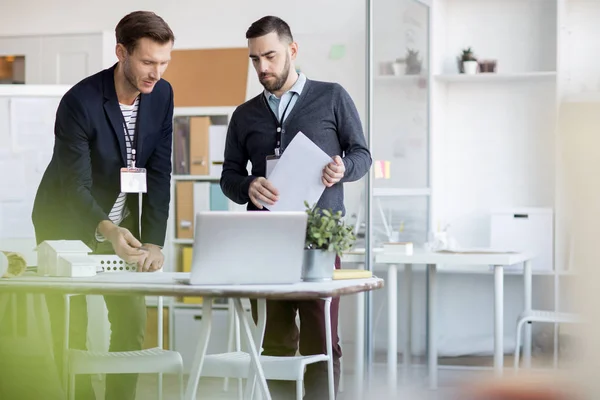 Retrato Dos Hombres Negocios Modernos Discutiendo Trabajo Pie Junto Escritorio — Foto de Stock