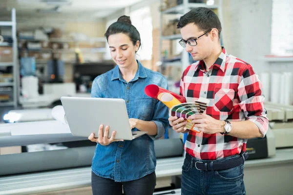 Mann Und Frau Plaudern Laptop Und Diskutieren Über Farben Für — Stockfoto