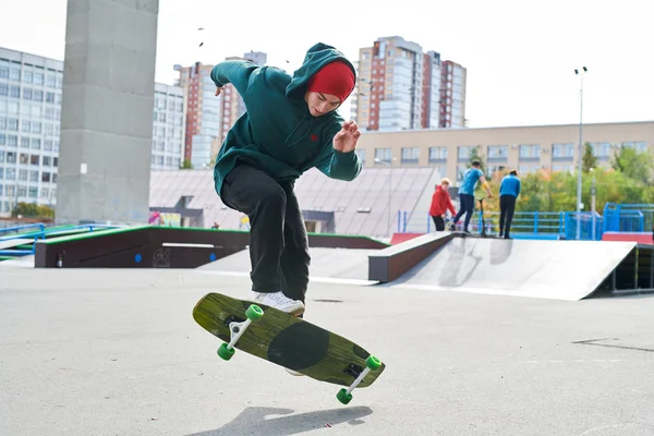 Modern Genç Aşırı Parkta Longboard Stunts Yapıyor Tam Uzunlukta Portre — Stok fotoğraf