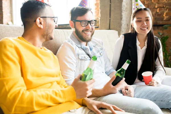 Porträtt Flera Etniska Grupper Människor Firar Semester Kontoret Sitter Soffan — Stockfoto