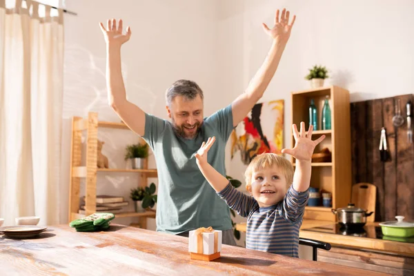 Veselý Otec Syn Příležitostných Šatech Které Stojí Moderní Kuchyni Zvednou — Stock fotografie