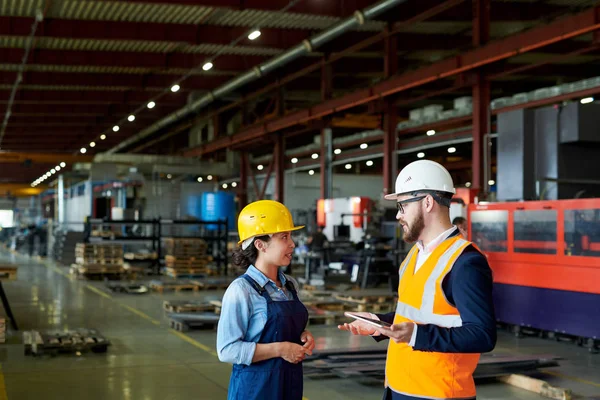 Side View Porträtt Produktionschef Bär Hardhat Prata Med Kvinnliga Fabriksarbetare — Stockfoto