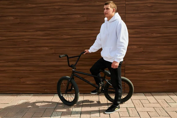 Портрет Сучасної Молодої Людини Позує Велосипедом Bmx Стоїть Дерев Яній — стокове фото