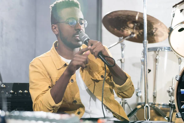 Porträtt Leende Afro Amerikansk Man Sjunger Till Mikrofonen Musikinspelning Studion — Stockfoto