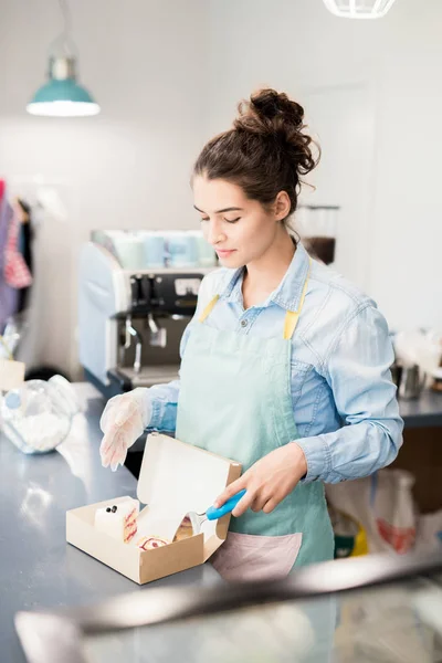 Midja Upp Porträtt Latinsk Ung Kvinna Som Arbetar Café Packning — Stockfoto