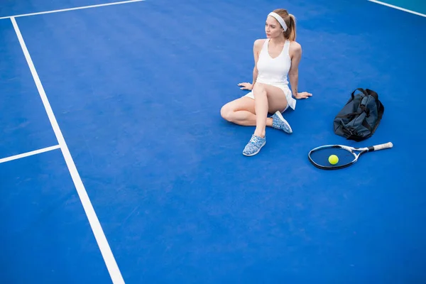 Retrato Vista Superior Una Joven Rubia Sentada Suelo Una Cancha —  Fotos de Stock