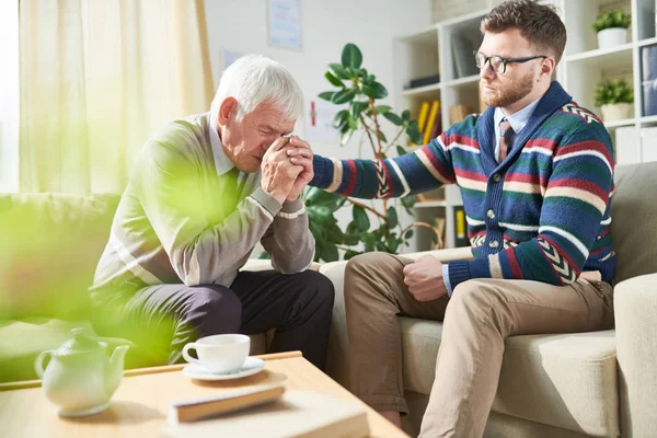 Terapi seansı sırasında psikolog la zihinsel sorunları paylaşan ağlayan yaşlı adamın portresi, kopya alanı