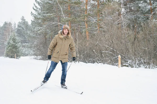 Ολόσωμο Πορτρέτο Του Όμορφου Νεαρού Άντρα Απολαμβάνοντας Σκι Χιονισμένο Χειμερινό — Φωτογραφία Αρχείου