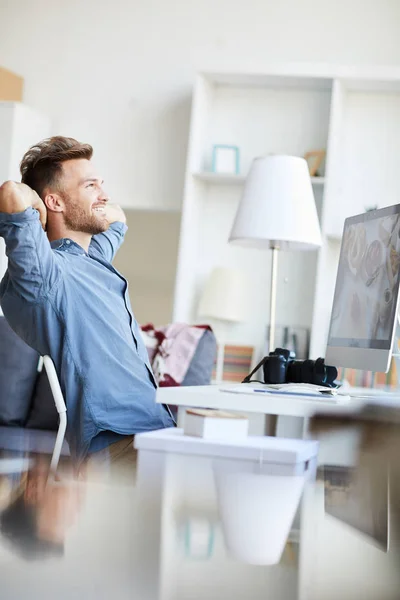 Yan Görünüm Portre Profesyonel Fotoğrafçı Fotoğraf Işyerinde Düzenleme Sırasında Geri — Stok fotoğraf