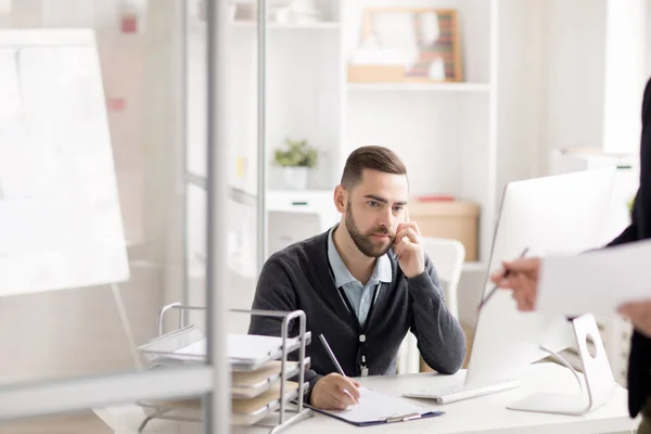Modern Ofiste Masa Başında Çalışırken Müşteri Ile Telefonla Konuşan Sakallı — Stok fotoğraf