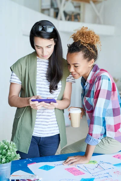 Retrato Dos Mujeres Jóvenes Una Ellas Africana Viendo Videos Usando —  Fotos de Stock