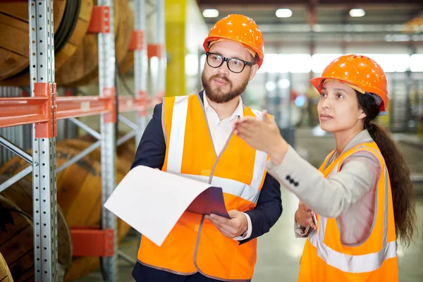 Midja Upp Porträtt Kvinno Fabriken Arbetaren Talande Till Skäggiga Affärsman — Stockfoto