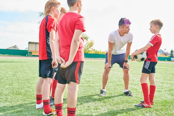 Pełna Długość Portret Trenera Rozmawia Juniorska Football Team Dając Instrukcje — Zdjęcie stockowe