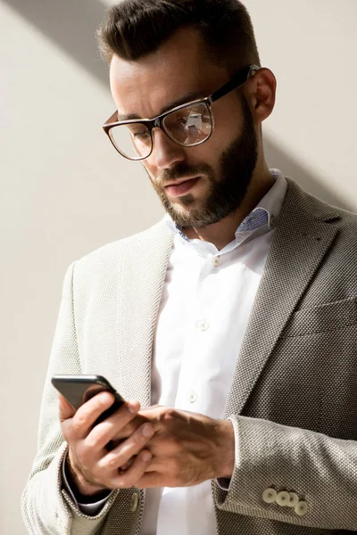 Concentrato Uomo Affari Barbuto Utilizzando Suo Telefono Cellulare — Foto Stock