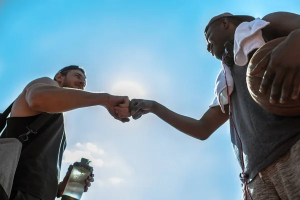 Vista Ángulo Bajo Dos Jugadores Baloncesto Chocando Contra Cielo Azul — Foto de Stock