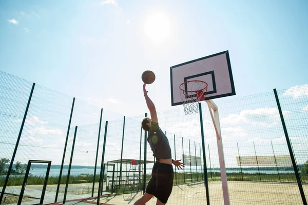 Retrato Gran Angular Del Joven Deportista Disparando Slam Dunk Cancha — Foto de Stock