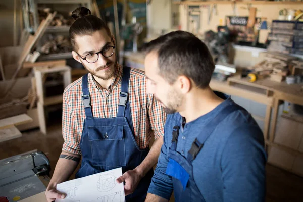 Hög Vinkel Porträtt Två Moderna Hantverkare Diskuterar Kreativt Projekt Workshop — Stockfoto