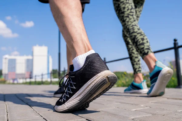 Baja Sección Tiro Pies Con Zapatos Deportivos Pareja Joven Corriendo — Foto de Stock