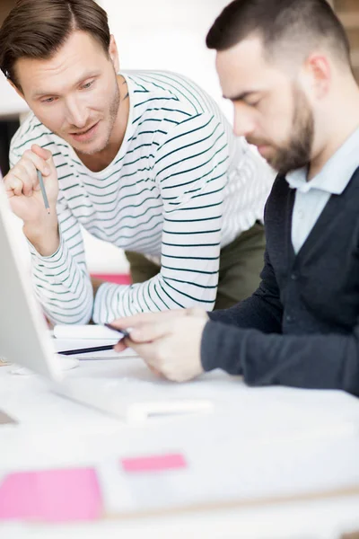 Retrato Dois Empresários Discutindo Projeto Startup Escritório Moderno Estratégia Planejamento — Fotografia de Stock