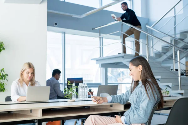 Jóvenes Empleados Trabajando Descansando Oficina Espacio Abierto Sonriendo Hermosa Chica — Foto de Stock