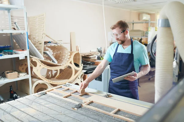 Operatören Bär Förkläde Och Skyddsglasögon Styra Produktionen Möbler Och Använda — Stockfoto