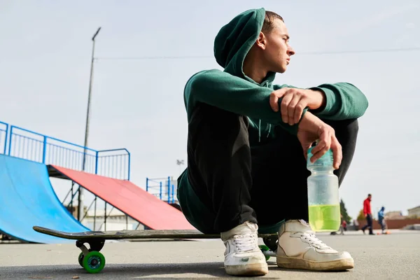 Ganzkörperporträt Eines Nicht Wiederzuerkennenden Teenagers Der Auf Einem Skateboard Sitzt — Stockfoto