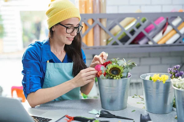 Retrato Una Mujer Contemporánea Sonriente Organizando Composiciones Florales Utilizando Ordenador — Foto de Stock