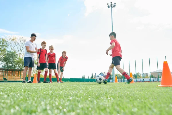 Zijaanzicht Portret Van Junior Football Team Training Buitenshuis Met Focus — Stockfoto