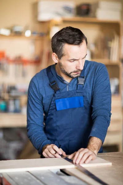 Ritratto Vita Falegname Maturo Che Prepara Legno Piedi Tagliando Tavolo — Foto Stock