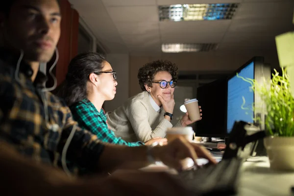 Grupo Tres Jóvenes Sentados Fila Trabajando Juntos Oficina Oscura Altas — Foto de Stock