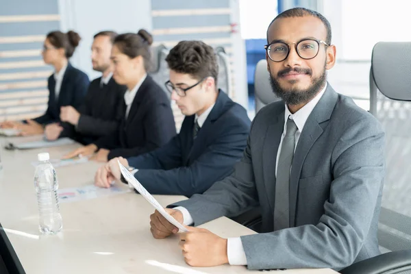 Contenuto Bel Giovane Uomo Affari Arabo Abito Formale Seduto Tavola — Foto Stock