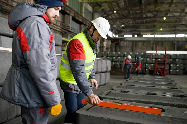 Retrato Visão Lateral Dois Trabalhadores Que Medem Blocos Concreto Enquanto — Fotografia de Stock