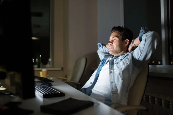 Retrato Del Hombre Guapo Relajándose Mientras Usa Computadora Sentada Escritorio — Foto de Stock